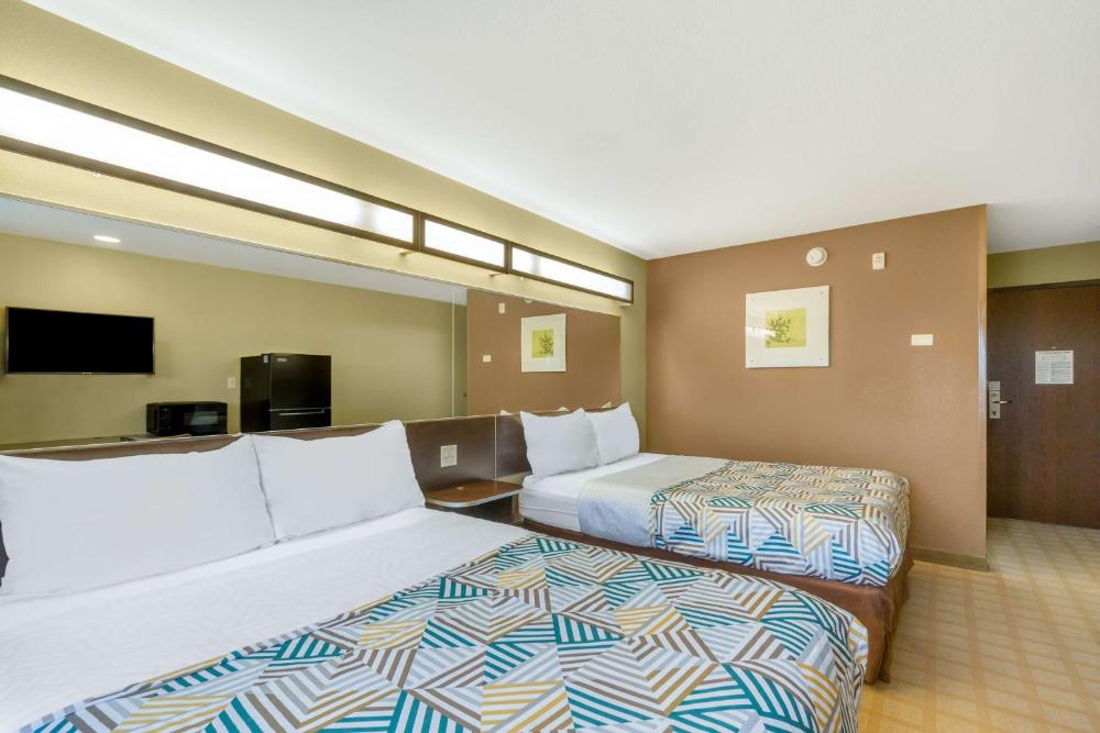 Queen Room with Two Queen Beds - Non-Smoking interior